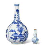 A SMALL BLUE AND WHITE BOTTLE VASE - photo 1