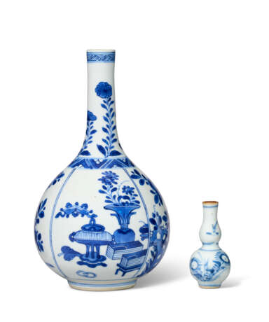 A SMALL BLUE AND WHITE BOTTLE VASE - photo 1