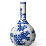 A SMALL BLUE AND WHITE BOTTLE VASE - photo 2
