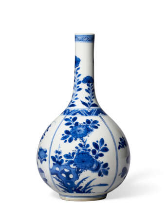 A SMALL BLUE AND WHITE BOTTLE VASE - photo 2