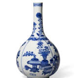 A SMALL BLUE AND WHITE BOTTLE VASE - photo 3