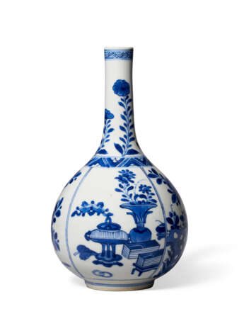 A SMALL BLUE AND WHITE BOTTLE VASE - photo 3
