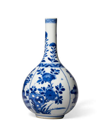 A SMALL BLUE AND WHITE BOTTLE VASE - photo 4