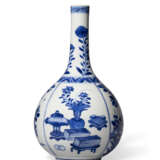 A SMALL BLUE AND WHITE BOTTLE VASE - photo 5