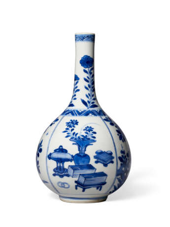 A SMALL BLUE AND WHITE BOTTLE VASE - photo 5