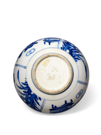 A SMALL BLUE AND WHITE BOTTLE VASE - photo 6