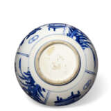 A SMALL BLUE AND WHITE BOTTLE VASE - photo 6