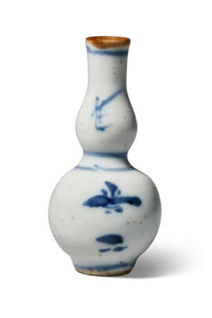 A SMALL BLUE AND WHITE BOTTLE VASE - photo 7