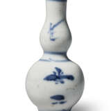 A SMALL BLUE AND WHITE BOTTLE VASE - photo 7