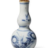 A SMALL BLUE AND WHITE BOTTLE VASE - photo 8