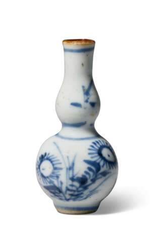 A SMALL BLUE AND WHITE BOTTLE VASE - photo 8