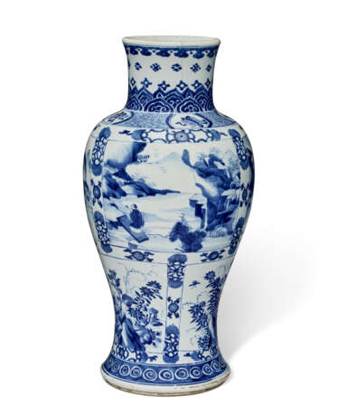 A BLUE AND WHITE BALUSTER VASE - photo 2