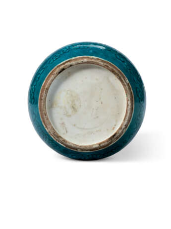 A SMALL CARVED TURQUOISE-GLAZED VASE, HU - фото 4