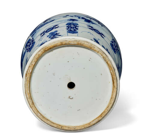 A BLUE AND WHITE BALUSTER VASE - photo 5
