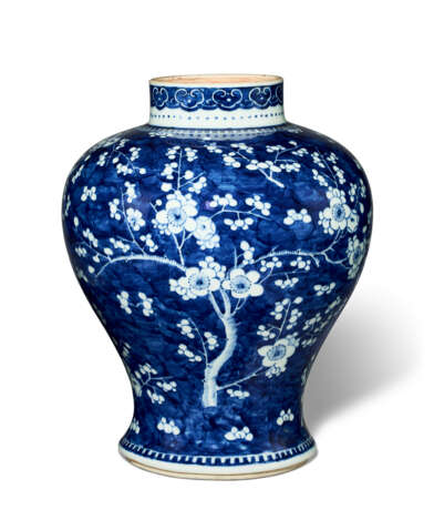 A BLUE AND WHITE 'BLOSSOMING PLUM BRANCHES' BALUSTER JAR - Foto 1