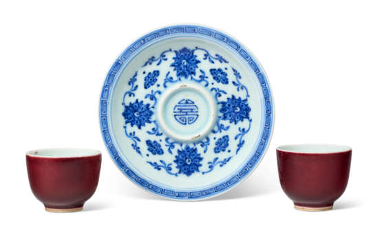 A BLUE AND WHITE CUP STAND - photo 1
