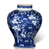 A BLUE AND WHITE 'BLOSSOMING PLUM BRANCHES' BALUSTER JAR - Foto 2