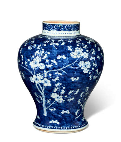 A BLUE AND WHITE 'BLOSSOMING PLUM BRANCHES' BALUSTER JAR - Foto 2