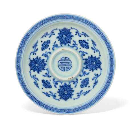 A BLUE AND WHITE CUP STAND - photo 2