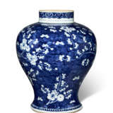 A BLUE AND WHITE 'BLOSSOMING PLUM BRANCHES' BALUSTER JAR - Foto 3