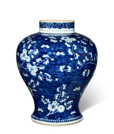 A BLUE AND WHITE 'BLOSSOMING PLUM BRANCHES' BALUSTER JAR - Foto 3
