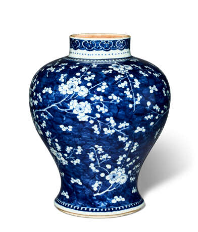 A BLUE AND WHITE 'BLOSSOMING PLUM BRANCHES' BALUSTER JAR - Foto 4