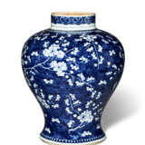A BLUE AND WHITE 'BLOSSOMING PLUM BRANCHES' BALUSTER JAR - Foto 4