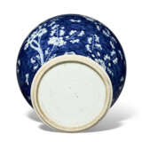 A BLUE AND WHITE 'BLOSSOMING PLUM BRANCHES' BALUSTER JAR - Foto 5
