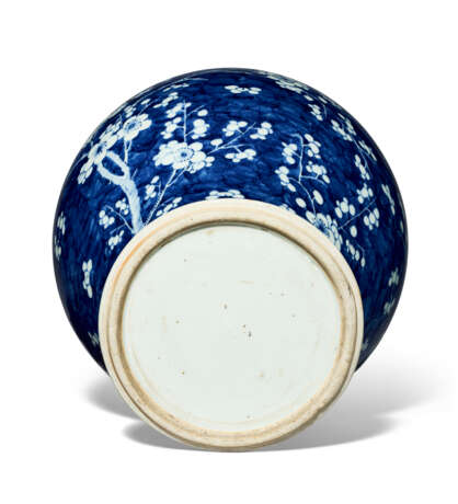 A BLUE AND WHITE 'BLOSSOMING PLUM BRANCHES' BALUSTER JAR - Foto 5