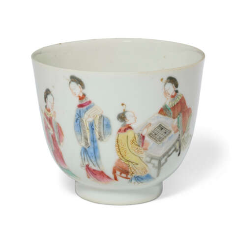 A FAMILLE ROSE CUP WITH LADIES - photo 1