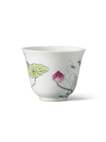 A FAMILLE ROSE 'EGRET AND LOTUS' CUP - photo 2