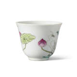 A FAMILLE ROSE 'EGRET AND LOTUS' CUP - photo 2