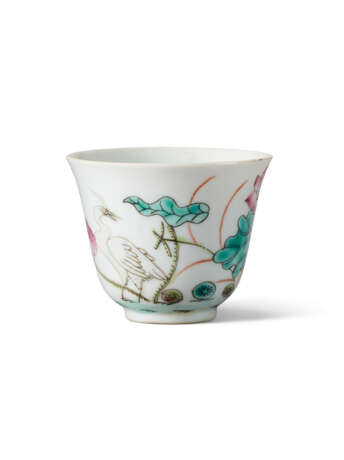 A FAMILLE ROSE 'EGRET AND LOTUS' CUP - photo 3