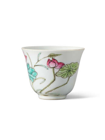 A FAMILLE ROSE 'EGRET AND LOTUS' CUP - photo 4
