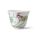 A FAMILLE ROSE 'EGRET AND LOTUS' CUP - photo 4