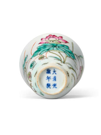 A FAMILLE ROSE 'EGRET AND LOTUS' CUP - photo 5