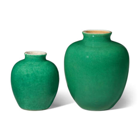 TWO GREEN-GLAZED OVOID JARS - Foto 2