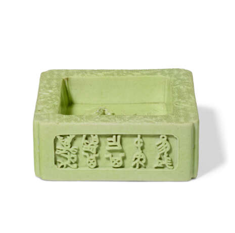 A LIME-GREEN-ENAMELED MOLDED SQUARE BRUSH WASHER - photo 4