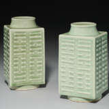 A PAIR OF CELADON-GLAZED CONG-FORM VASES - Foto 2