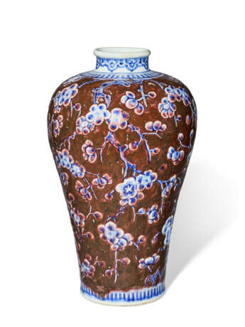AN UNDERGLAZE-BLUE-DECORATED COPPER-RED-GROUND MEIPING - photo 2