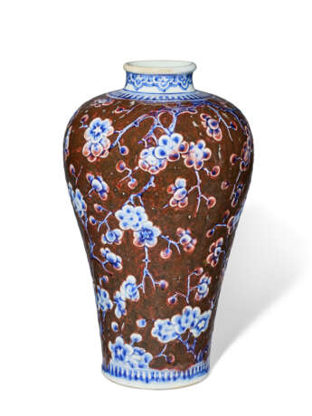 AN UNDERGLAZE-BLUE-DECORATED COPPER-RED-GROUND MEIPING - photo 3