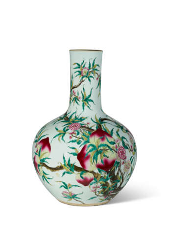 A LARGE FAMILLE ROSE 'PEACH AND BAT' VASE - photo 1