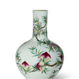 A LARGE FAMILLE ROSE 'PEACH AND BAT' VASE - photo 2