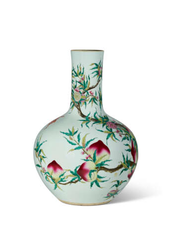 A LARGE FAMILLE ROSE 'PEACH AND BAT' VASE - photo 2
