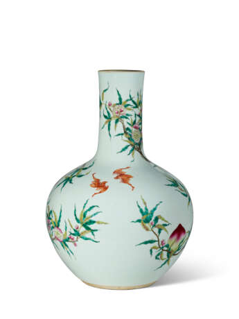 A LARGE FAMILLE ROSE 'PEACH AND BAT' VASE - photo 3