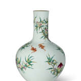 A LARGE FAMILLE ROSE 'PEACH AND BAT' VASE - photo 3
