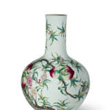 A LARGE FAMILLE ROSE 'PEACH AND BAT' VASE - photo 4