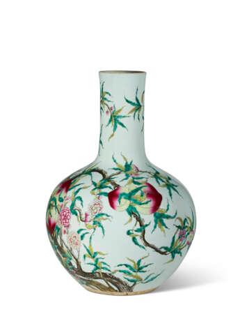 A LARGE FAMILLE ROSE 'PEACH AND BAT' VASE - photo 4