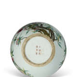 A LARGE FAMILLE ROSE 'PEACH AND BAT' VASE - photo 5