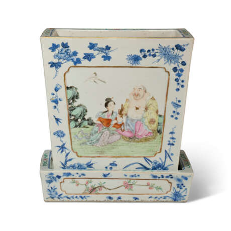 A FAMILLE ROSE AND UNDERGLAZE-BLUE-DECORATED TAPERING RECTANGULAR JARDINIÈRE AND STAND - photo 1 A FAMILLE ROSE AND UNDERGLAZE-BLUE-DECORATED TAPERING RECTANGULAR JARDINIÈRE AND STAND - photo 1